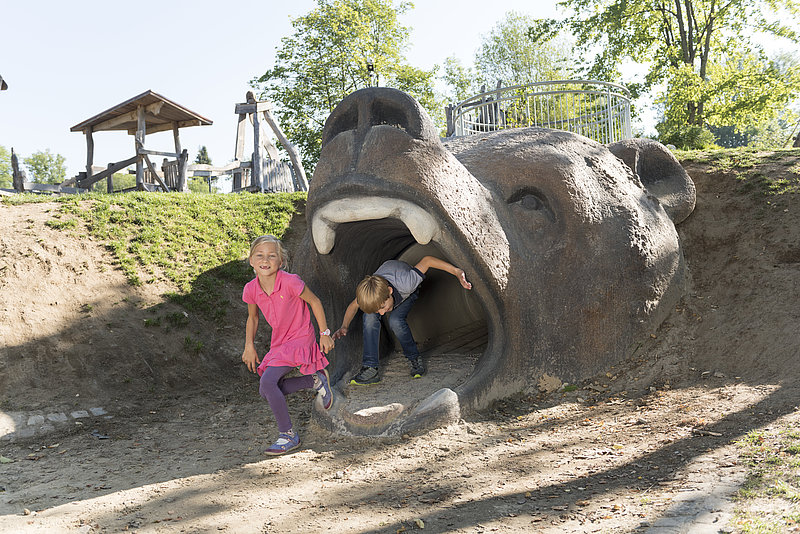 Abenteuerspielplatz Bärenhöhle im KurErlebnispark BÄREAL in Grafenau im Bayerischen Wald
